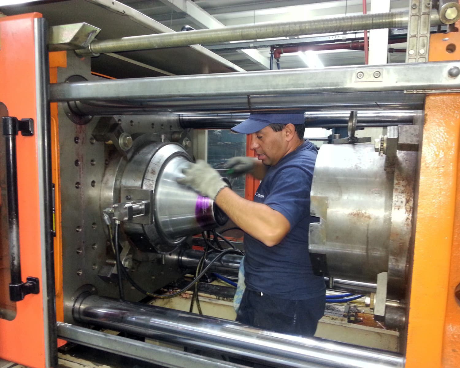 Operario trabajando en matricería